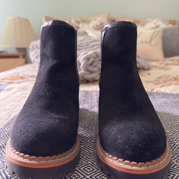 Bertuchi Womens Lug Sole Chelsea Ankle Boots Size 6.5 Black Suede Leather - Picture 2 of 5